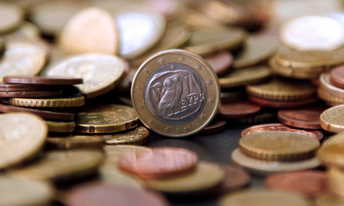 Grecka moneta o nominale 1 euro. Moneta przedstawia motyw sowy.