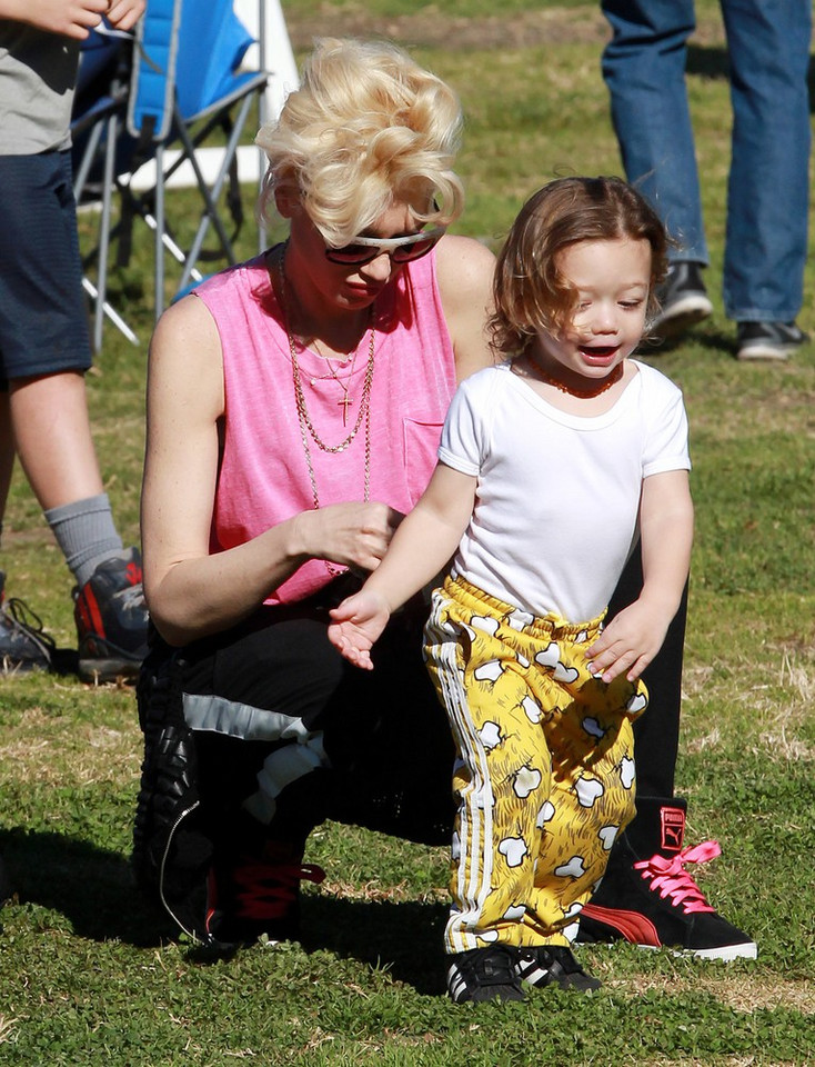 Gwen Stefani z dziećmi w parku