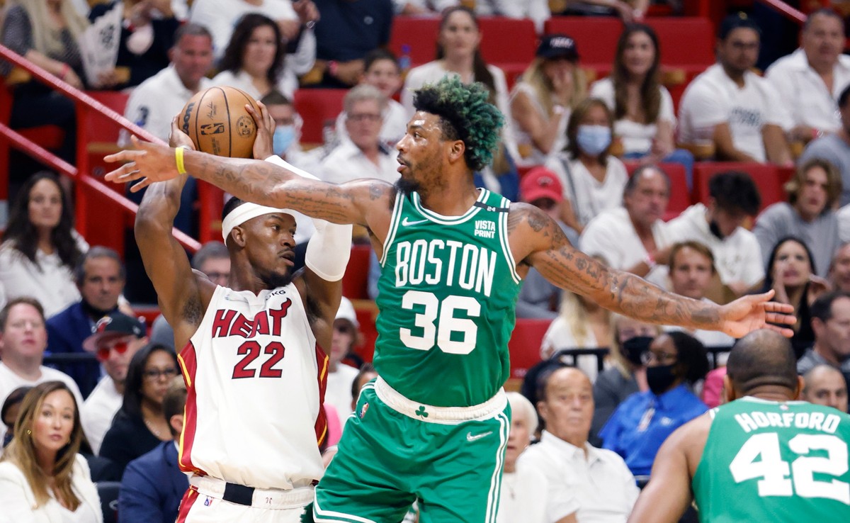 Koszykarz Miami Heat Jimmy Butler (L) i zawodnik Boston Celtics Marcus Smart (P)