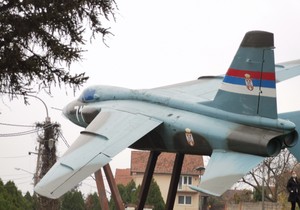 Avion postavljen u spomen na pilota Zorana Tomića