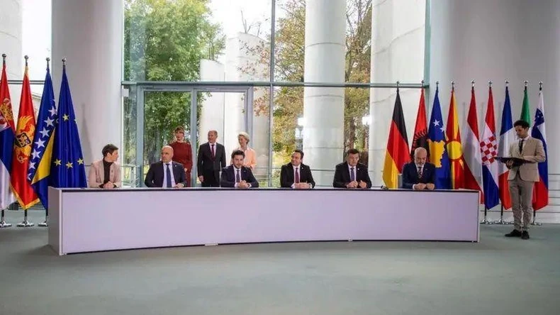 Samit 2022: Ana Brnabić (premijerka Srbije), Dimitar Kovačevski (premijer Severne Makedonije), Dritan Abazović (premijer Crne Gore), Aljbin Kurti (premijer Kosova), Zoran Tegeltija (premijer BiH) i Edi Rama (premijer Albanije) potpisuju sporazume - navedeni sleva | Foto: ANDREAS GORA/POOL/EPA-EFE/REX/Shutterstock