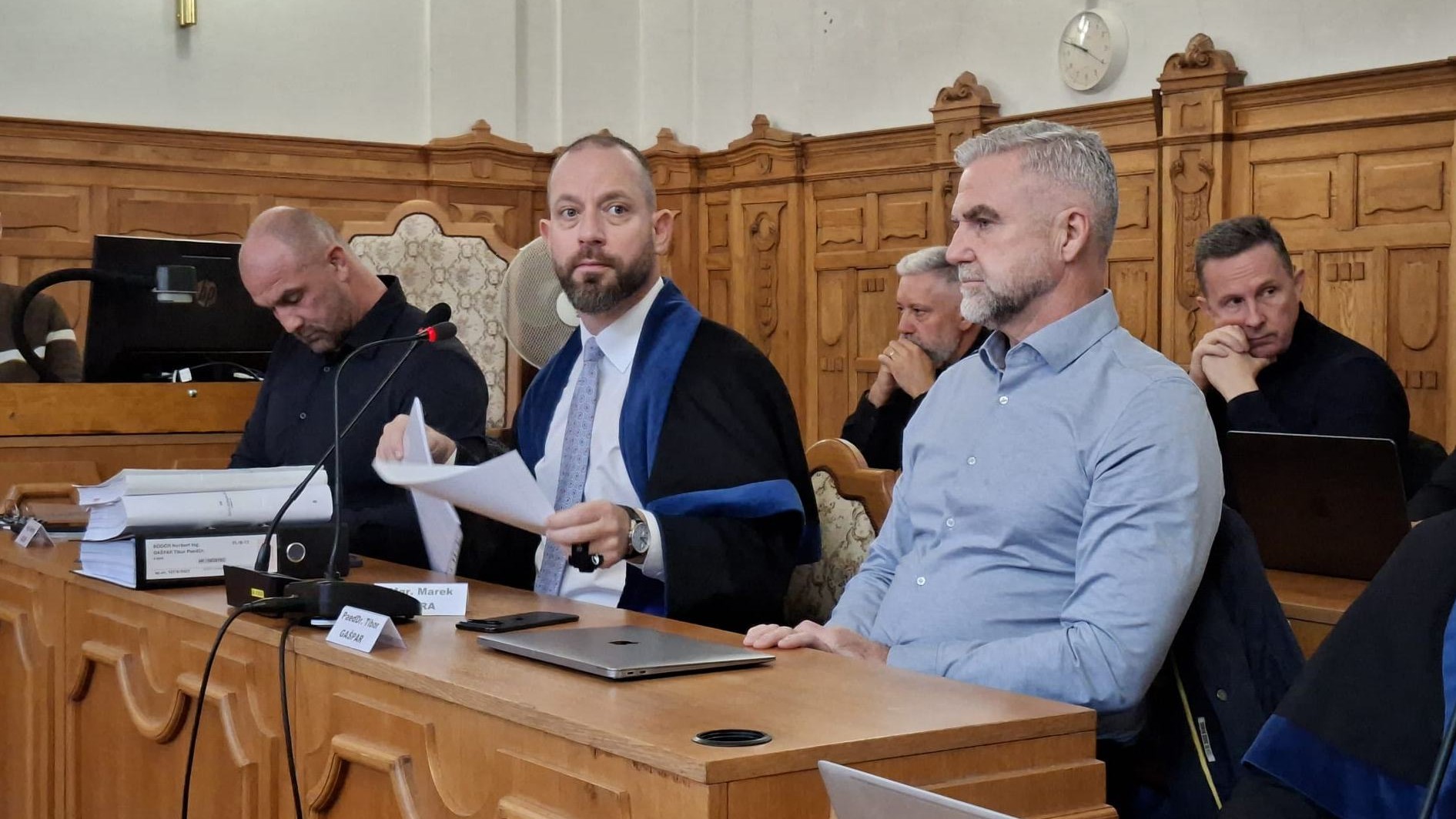 Tibor Gašpar (vpravo), Norbert Bödör (vľavo) a ich obhajca Marek Para na súde v kauze Očistec. 