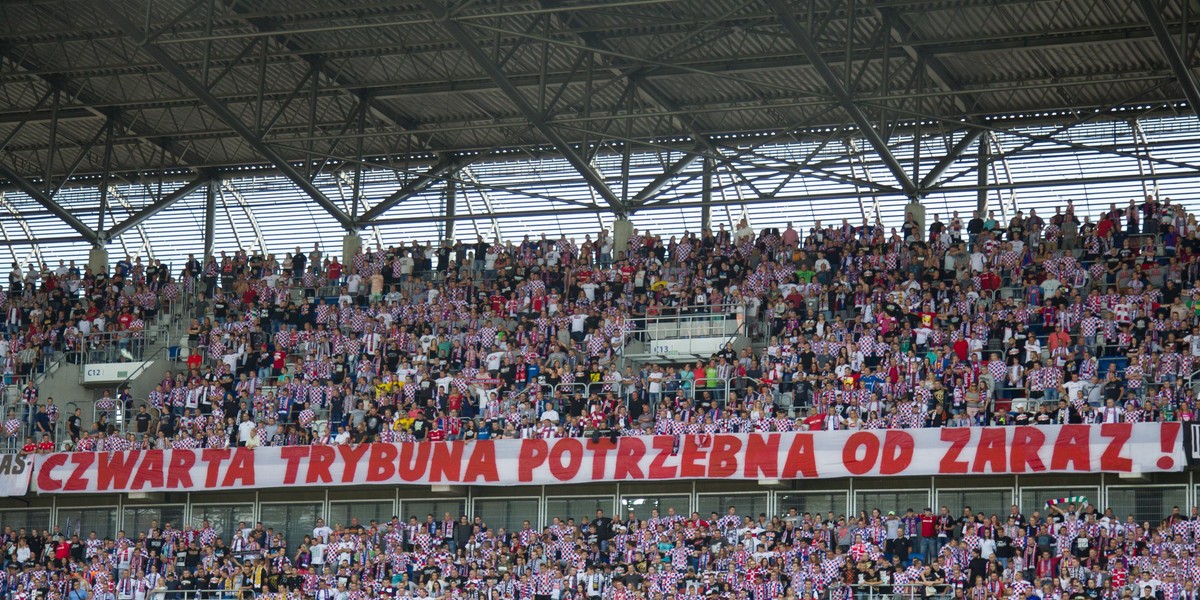 Ludzie chodzą na Górnika