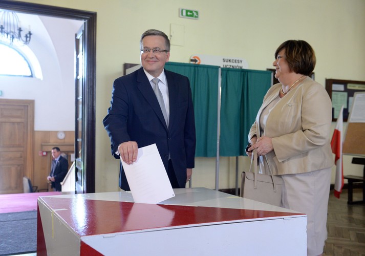 Prezydent Bronisław Komorowski z małżonką Anną głosują w wyborach do Parlamentu Europejskiego