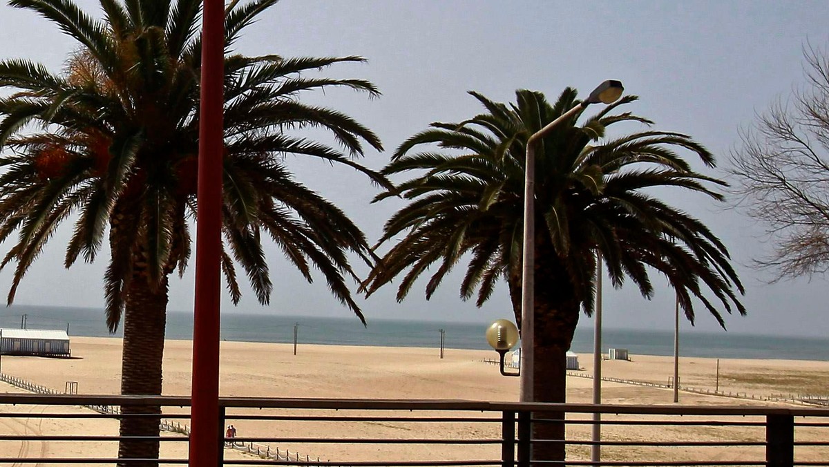 W miejscowości Mangualde, na północy Portugalii, uruchomiono pierwszą w Europie sztuczną plażę. Na posiadłości usytuowanej 100 km od wybrzeża Atlantyku zainstalowano gigantyczny basen ze słoną wodą oraz panele imitujące niebo i linię horyzontu.