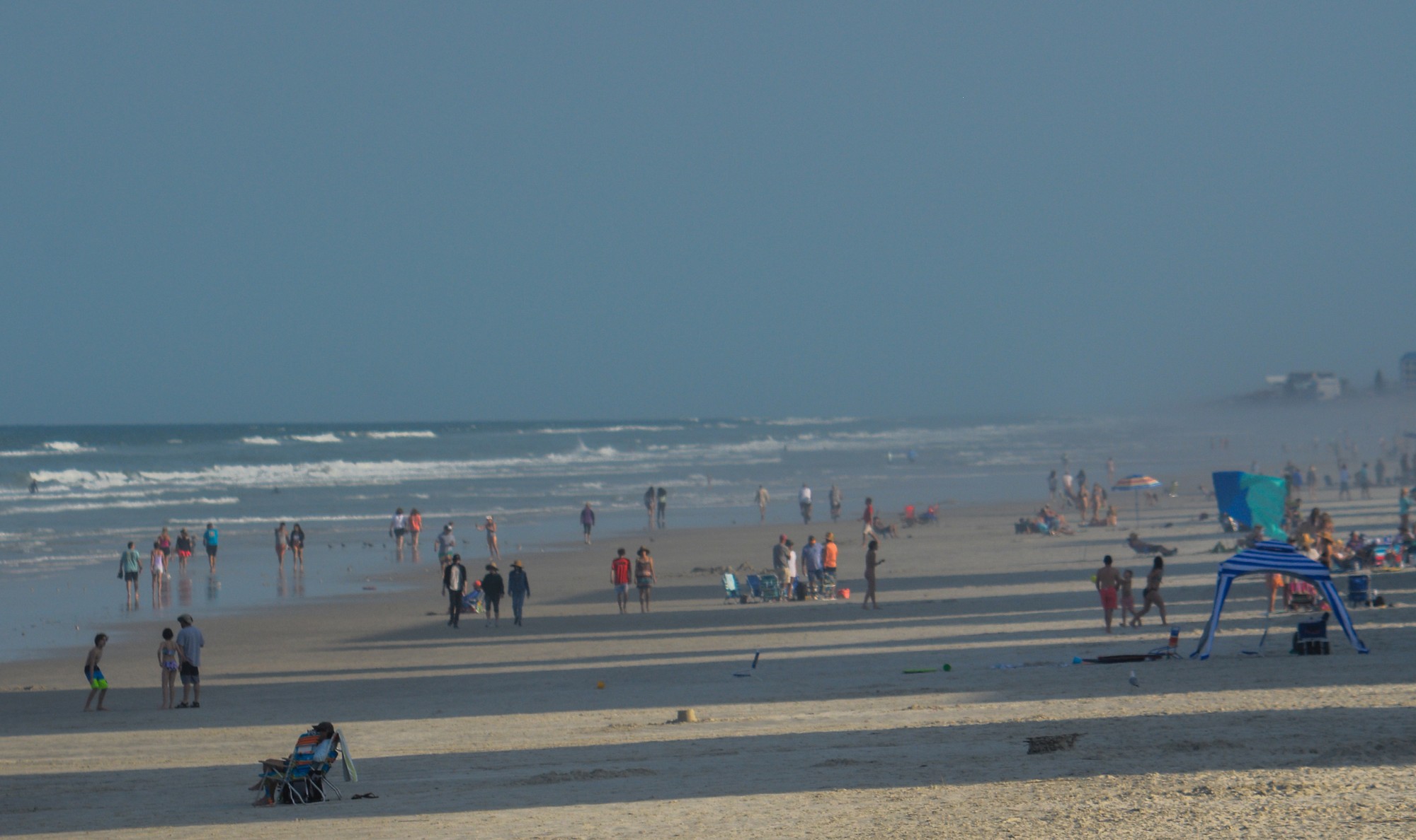 Na tejto pláži v meste New Smyrna Beach sú ľudia neustále v blízkosti žralokov.