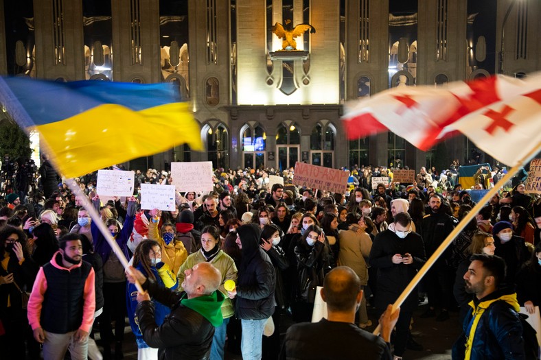 Demonstracja poparcia Gruzinów dla Ukrainy cztery dni po rozpoczęciu rosyjskiej inwazji na ten kraj. Tbilisi, 28 lutego 2022 r.