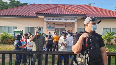 Policja i krewni zamordowanych w żłobku w Tajlandii