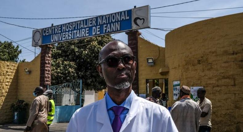 Pr Moussa Seydi devant l'Hôpital Fann (Dakar)