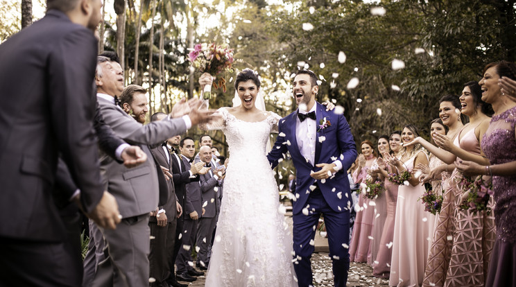 Újdonsült házaspár konfettiesőben. Az mindenképpen jó jel, ha sokan vesznek részt az esküvőn / Fotó: Getty Images