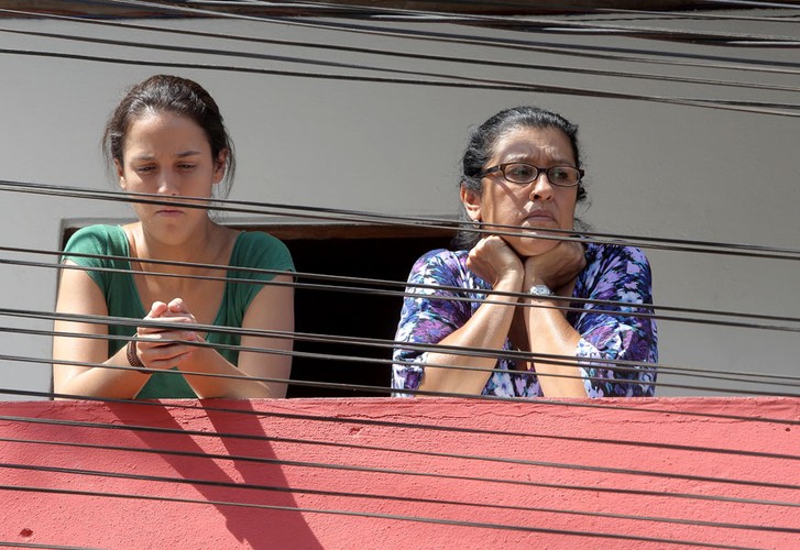 <strong>Parwie jak matka, reż. Anna Muylaert</strong>
<br><br>
Val pracuje jako gosposia bogatej rodziny w São Paulo. Pierze, gotuje, sprząta i jest powiernicą 17-letniego Fabinho, którego matka nigdy nie ma dla niego czasu. Val sama ma córkę, ale nie widziała jej od lat. Zostawiła ją w rodzinnym mieście pod opieką krewnych. Niespodziewanie dziewczyna zapowiada swój przyjazd. Jessica jest teraz młodą, pewną siebie kobietą, ma zamiar studiować architekturę w São Paulo i nie przyjmuje do wiadomości relacji państwo-służba. Zamiast zamieszkać w pokoiku matki, zajmuje pokój gościnny, bierze co chce z lodówki, a nawet bawi się w basenie z Fabinho i jego przyjaciółmi. Krok po kroku, niegdyś nienaruszalne reguły domowe zaczynają się rozpadać, wbrew woli Val. I w końcu, w środku awantury między matką a córką, wychodzi na jaw tajemnica Jessiki…