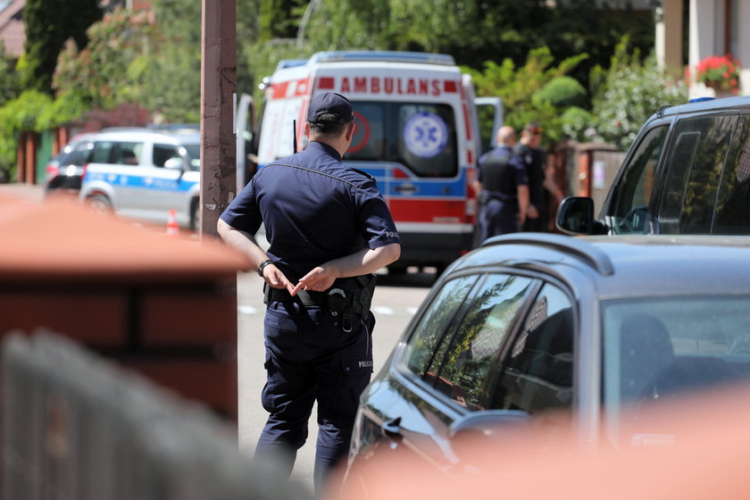 Dramat w Komorowie. Służby otoczyły dom. Na miejscu są antyterroryści