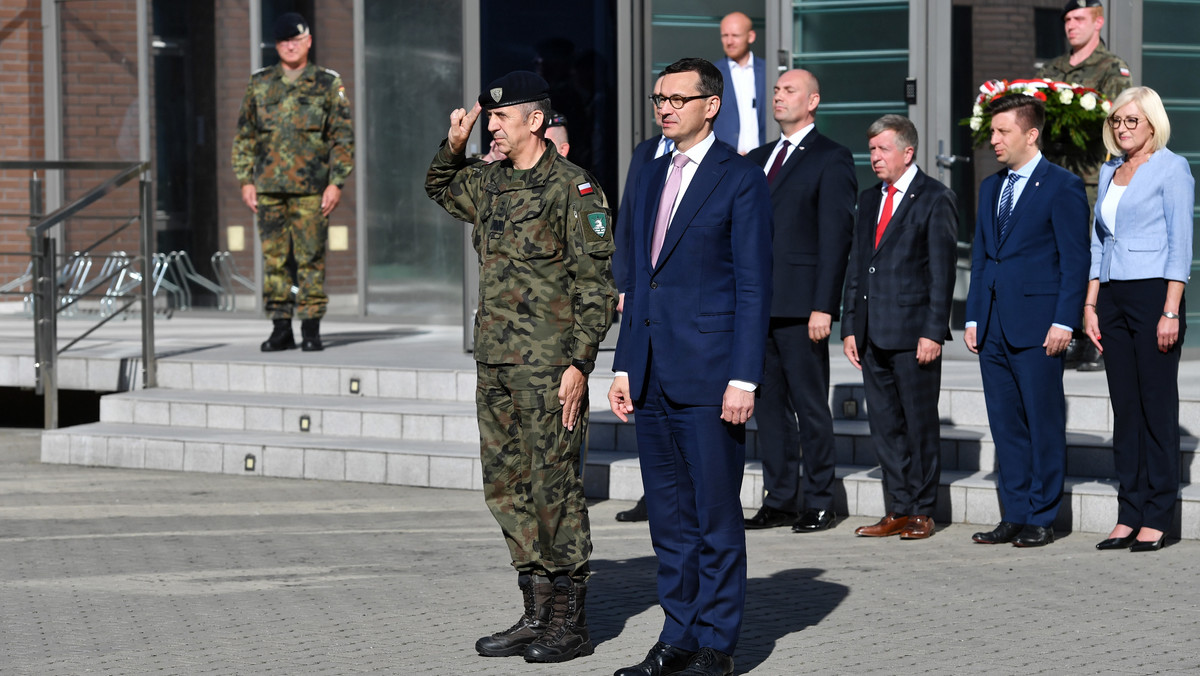 Polska stara się być jak najlepszym krajem członkowskim NATO - powiedział dziś w Szczecinie premier Mateusz Morawiecki. Jak dodał, "rzeczywisty parawan obronny możemy stworzyć tylko we współpracy pomiędzy wszystkimi krajami Sojuszu Północnoatlantyckiego".