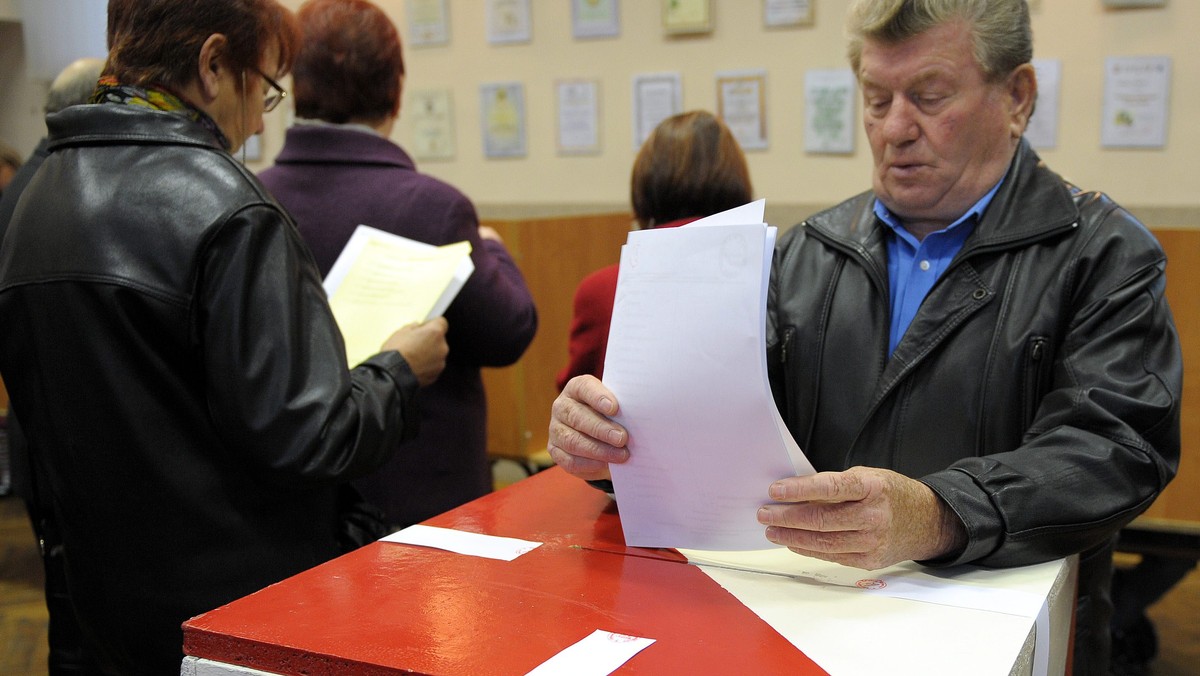 Według oficjalnych danych OKW w Warszawie, w okręgu obejmującym podwarszawskie powiaty 6 mandatów poselskich przypadło PO, 4 - PiS, 1 - Ruchowi Palikota i 1 - PSL.