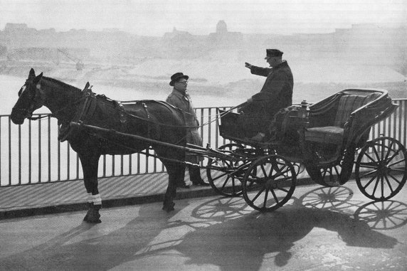 Stefan Wiechecki, pisarz i publicysta, w rozmowie z warszawskim dorożkarzem. Zdjęcie opublikowano w tygodniku Stolica w 1960 r. (domena publiczna).