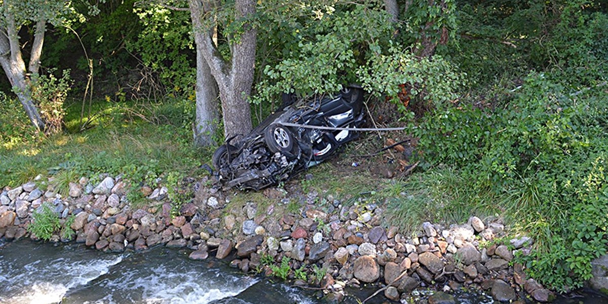 Auto przeleciało nad rzeką. Wyczołgała się o własnych siłach