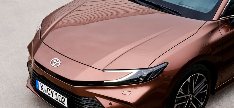 Nowa Toyota rozbiła bank. Ma silnik 2.5 i spala 4,8 l na 100 km. Cena hitem