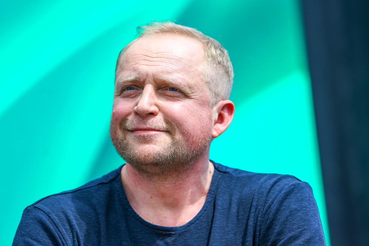 Piotr Adamczyk w serialu "Prosta sprawa" wciela się postać gangstera Kazika. Jak zmieniał się do tej roli?