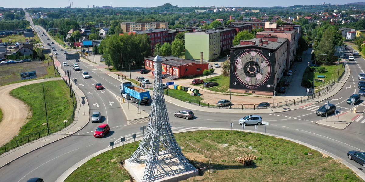 Już jest! 15-metrowa wieża Eiffla na rondzie w Rybniku