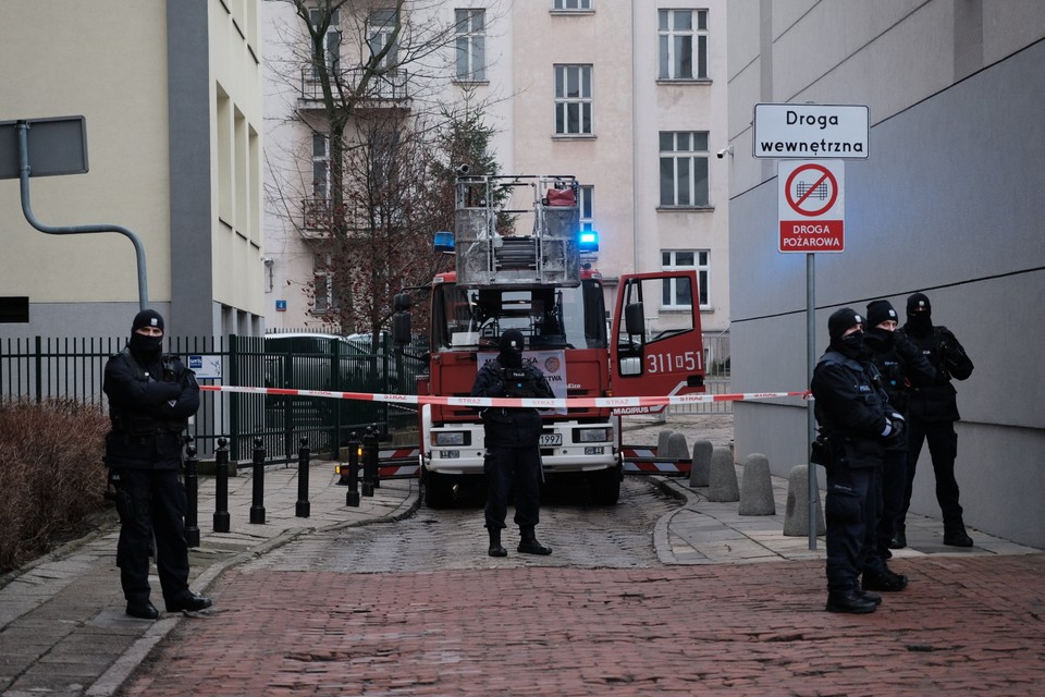 Policjanci zaglądający ze strażackiego podnośnika do mieszkania wynajętego przez działaczy Lotnej Brygady Opozycji