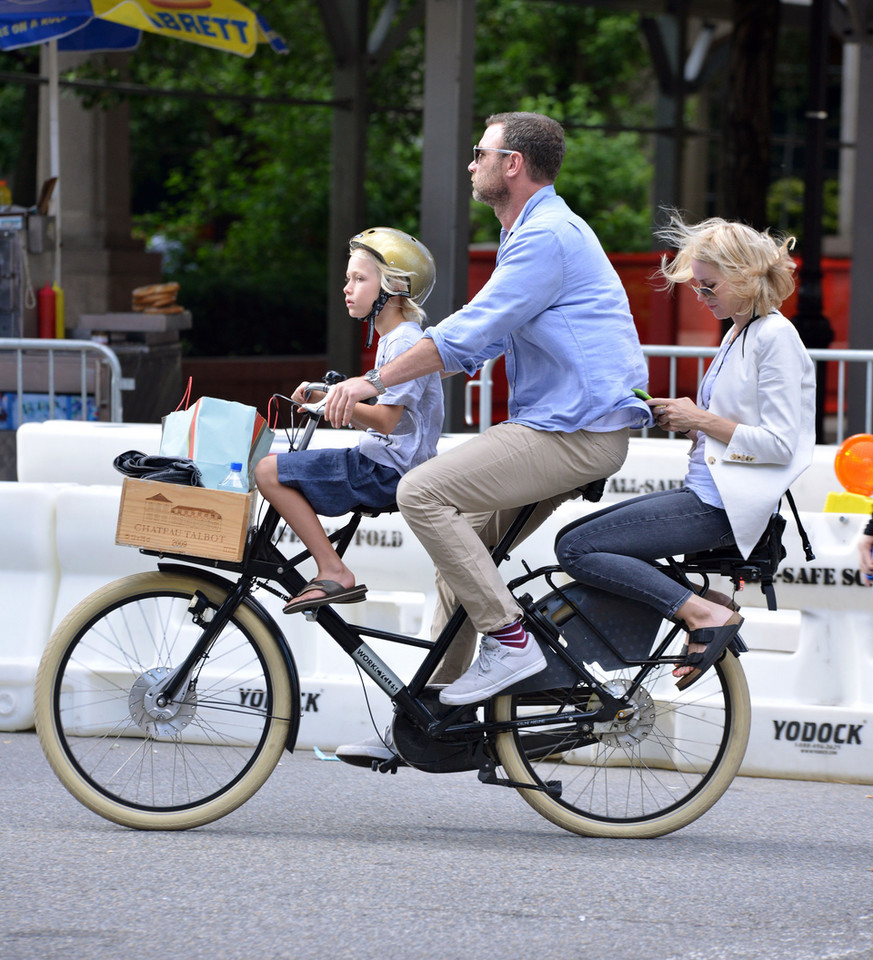 Liev Schreiber i Naomi Watts z synem na rowerze