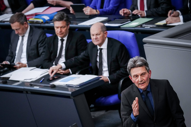 Rolf Muetzenich w Bundestagu, w tle minister finansów Christian Lindner, minister gospodarki Robert Habeck oraz kanclerz Olaf Scholz