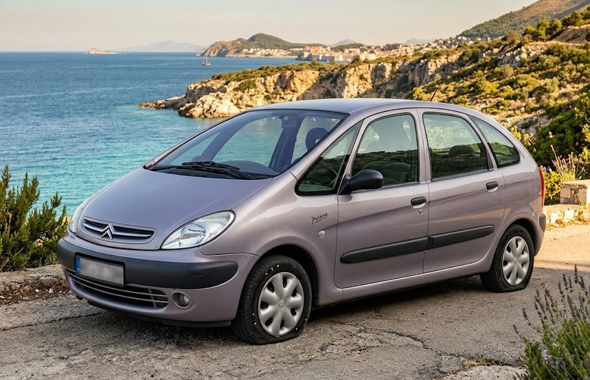 Automobil srpskih turista sa probušenim gumama