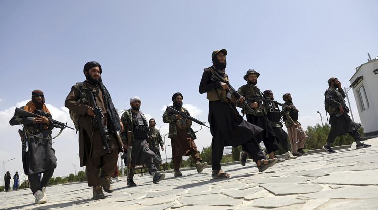Tálib harcosok járőröznek az afgán fővárosban / Fotó: MTI/AP/Rahmat Gul