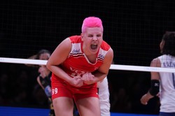 Ebrar Karakurt w nocnym klubie pobiła słynną piosenkarkę