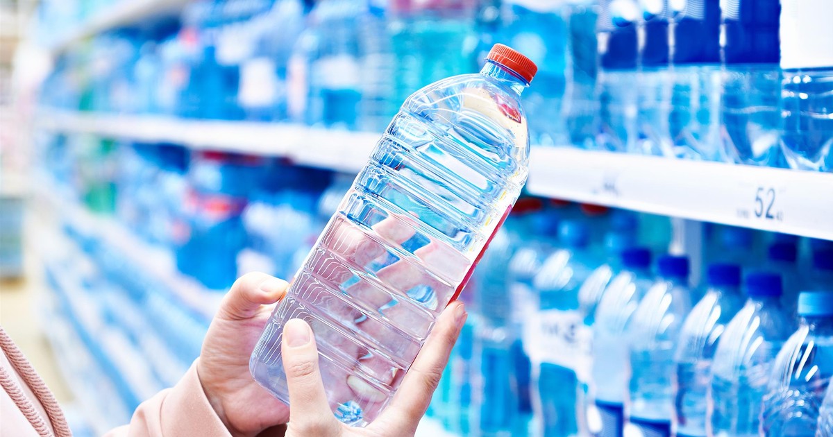 Pilny alert GIS! Popularna woda z fragmentami szkła w butelkach