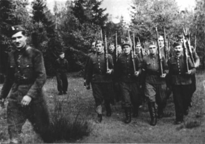 Żołnierze Wyklęci - zdjęcia w umundurowaniu polowym.