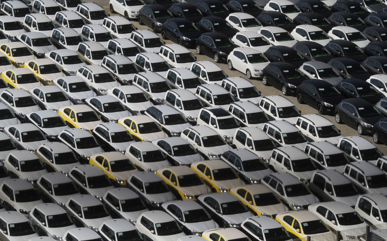Importowane samochodu zaparkowane w porcie Pireus w Atenach. Na greckim kryzysie najwięcej korzystają Chiny, które wykupują tamtejszy majątek, jak choćby port w Pireusie AP