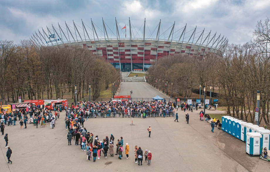 Uchodźcy oczekujący na Stadionie Narodowym na wyrobienie numeru PESEL. W najbardziej pesymistycznym scenariuszu na pozostanie w Polsce przynajmniej na jakiś czas może się zdecydować aż 5 mln osób