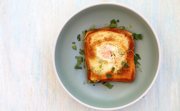 Idealne śniadanie: tost zapiekany z jajkiem sadzonym. Przepis