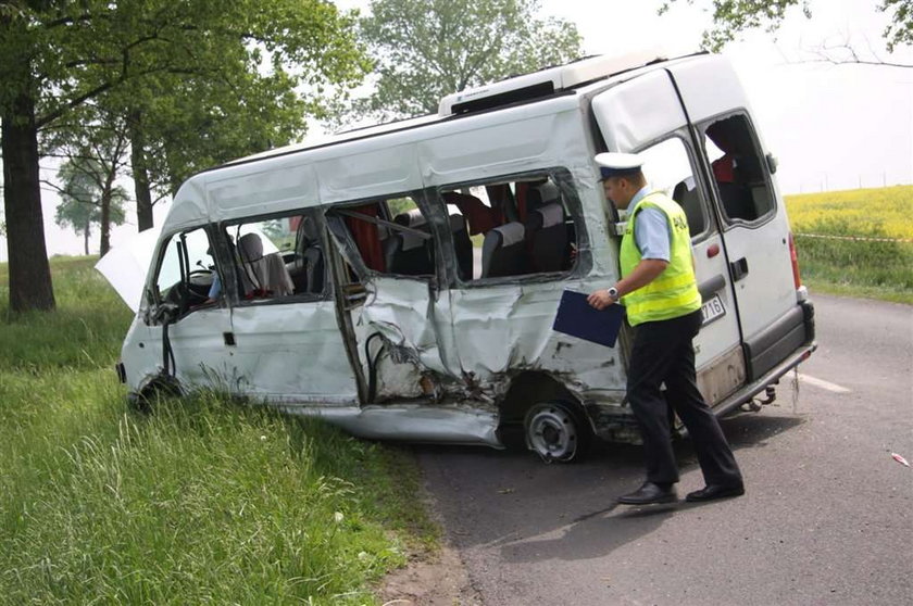 Bus z dziećmi zderzył się z tirem