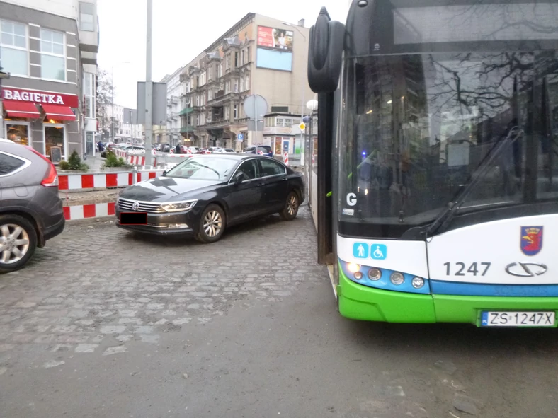 Zaparkowany w niedozwolonym miejscu Volkswagen zablokował drogę autobusowi miejskiemu w Szczecinie