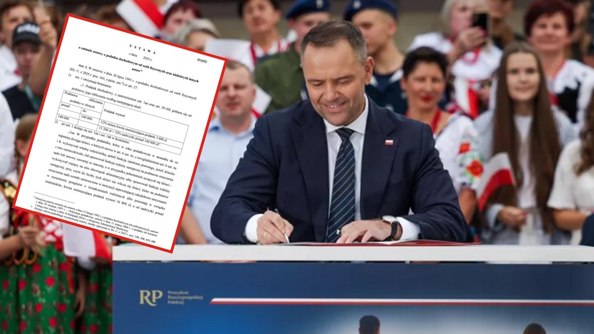 prezydent Karol Nawrocki siedzący przy biurku, podpisujący ustawy