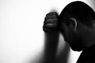 Depresja smutek narkotyki nałogi uzależnienia alkoholizm mężczyzna