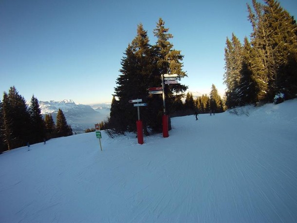 megeve gal_12 stok śnieg drogowskazy na trasie