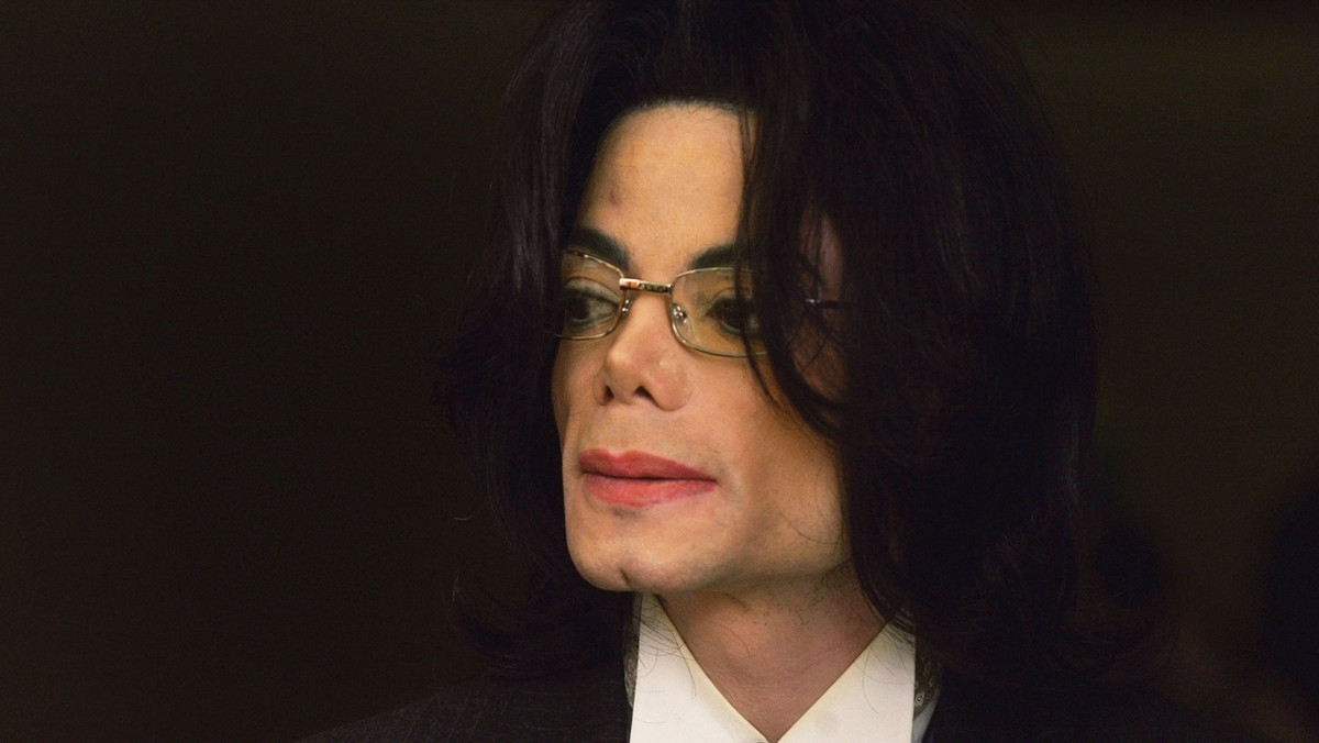 "Dziesięć lat temu Ziemia straciła utalentowanego artystę i niezwykłego człowieka (...). Zjednoczony w żałobie świat płakał nie tylko z powodu odejścia geniusza, ale również pustki, jaką pozostawił po sobie jako ojciec, brat i syn" - napisali w oświadczeniu wydanym z okazji dziesiątej rocznicy śmierci Michaela Jacksona jego spadkobiercy.