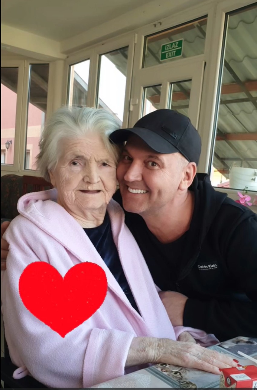 Milan Milošević sa majkom u staračkom domu