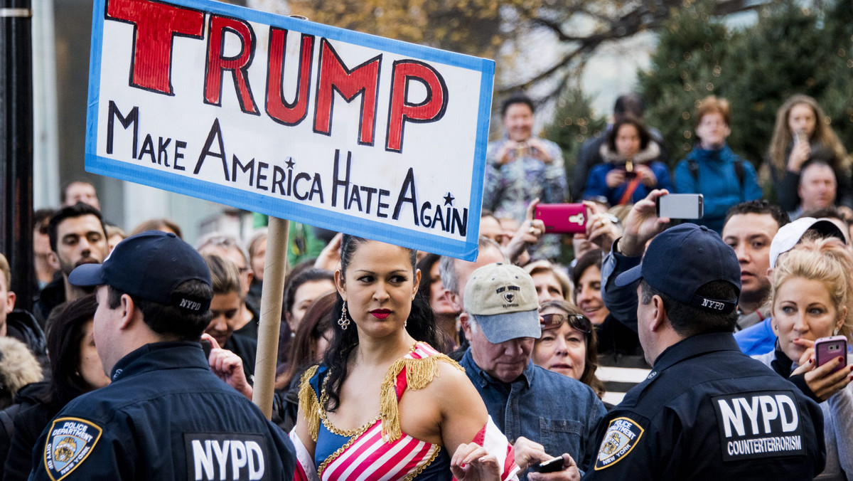 Antymuzułmańskie deklaracje nie osłabiły prezydenckich notowań miliardera Donalda Trumpa, co coraz bardziej niepokoi establishment GOP. Według mediów elity partyjne szykują się na scenariusz, w którym konwencja partii wyłoni latem alternatywnego kandydata.