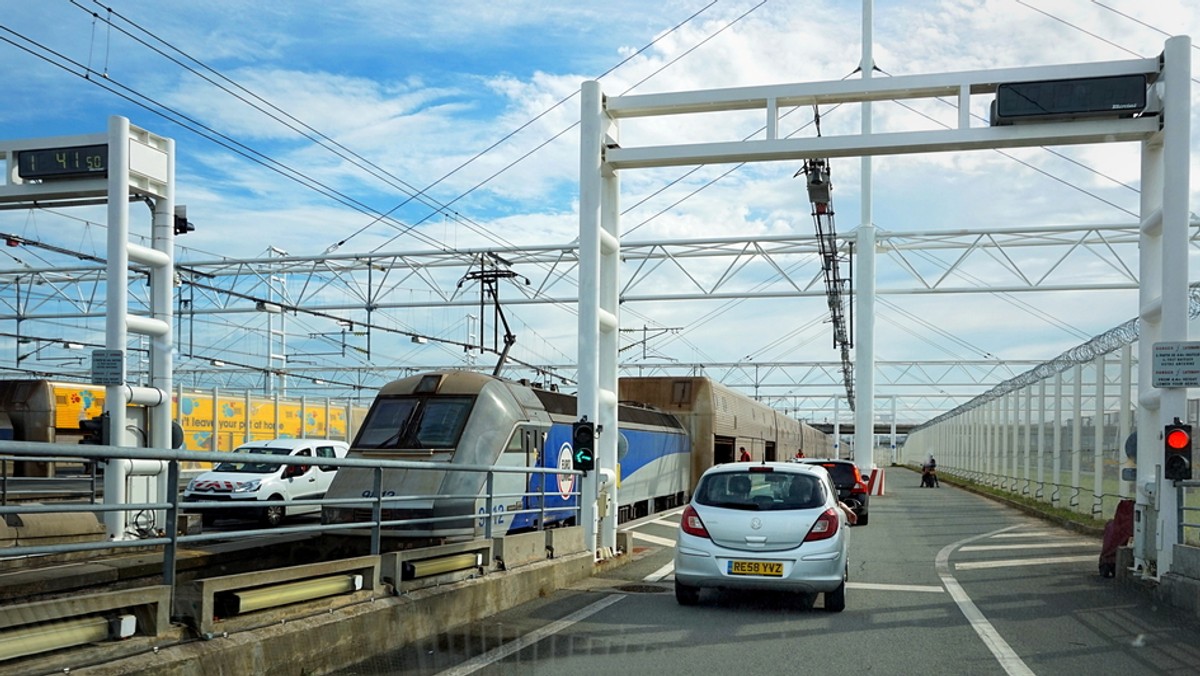 Po ponad pięciu godzinach dziś wieczorem wznowiono ruch pociągów w Eurotunnelu pod kanałem La Manche, łączącym Wielką Brytanię z Europą kontynentalną. Spodziewane są jednak kilkugodzinne opóźnienia. Pociągi nie kursowały z powodu awarii zasilania.