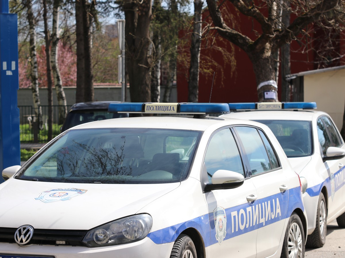 DRAMA NA SAHRANI U NOVOM PAZARU Osuđenik došao da isprati majku, a onda USLEDIO ŠOK - pretnje usred groblja, policija reagovala