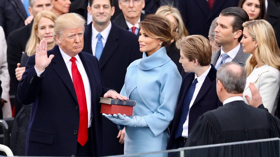 Na zdjęciu z 20 stycznia 2017 r. prezydent Donald Trump przyjmuje przysięgę od przewodniczącego sądu najwyższego Johna Robertsa, podczas gdy jego żona Melania Trump trzyma Biblię. 