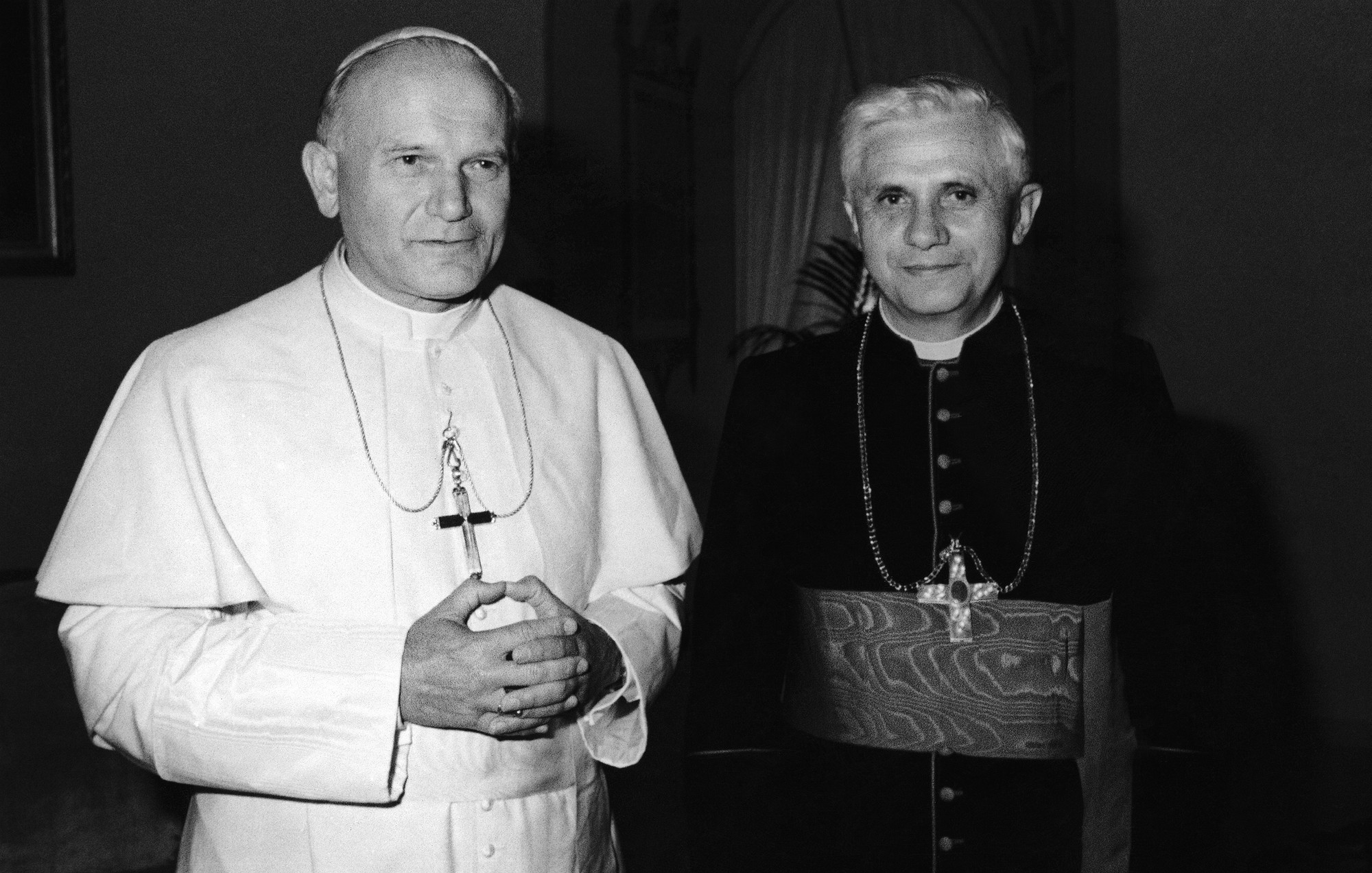 Pápež Benedikt XVI. so svojím predchodcom Jánom Pavlom II.