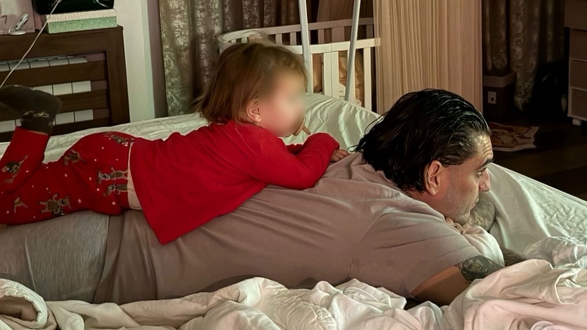 MALA SRNA SE POPELA TATI NA LEĐA Pogledajte kako Darko Lazić provodi vreme sa ćerkicom: Čista ljubav u domu pevača