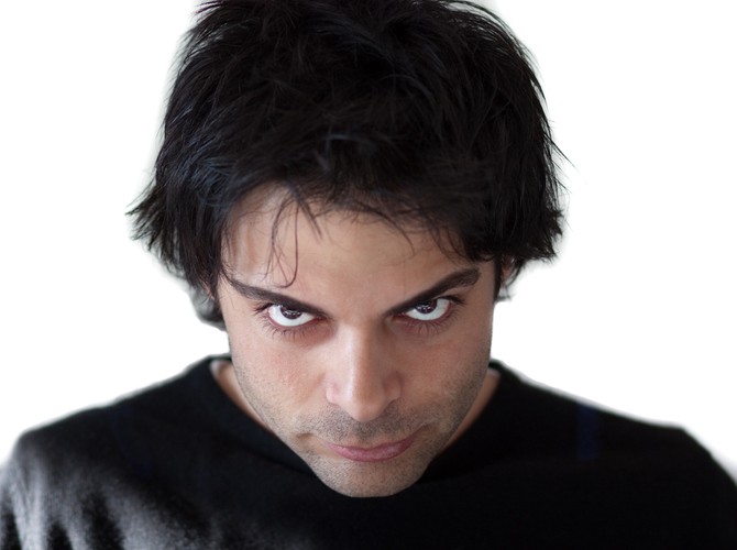 Zbytnie wpatrywanie się w rozmówcę jest nienaturalne.