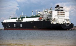 Pierwszy statek z amerykańskim gazem w Świnoujściu. Szydło: To dzień, który przejdzie do historii