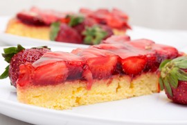 ŽELE KOLAČ SA JAGODAMA: Recept za izdašnu i jeftinu poslasticu u kojoj će uživati cela porodica